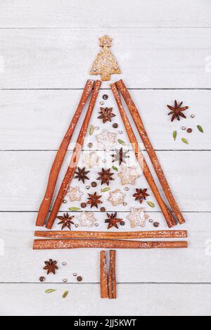 Studioaufnahme von Weihnachtsbaumform aus verschiedenen Gewürzen und Keksen Stockfoto