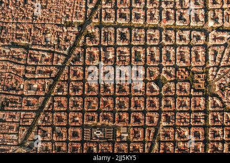 Spanien, Katalonien, Barcelona, Hubschrauberansicht des dicht besiedelten Wohnviertels Stockfoto