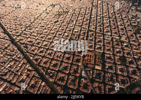 Spanien, Katalonien, Barcelona, Hubschrauberansicht des dicht besiedelten Wohnviertels Stockfoto