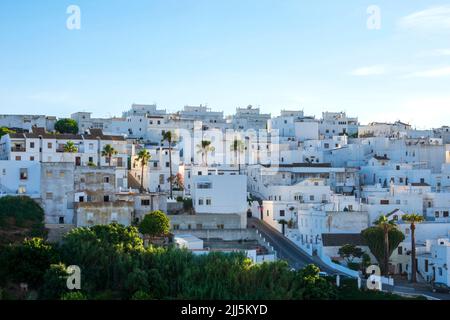 Spanien, Provinz Cááiz, Vejer de la Frontera, weiß bemalte Häuser einer Stadt auf einem Hügel Stockfoto