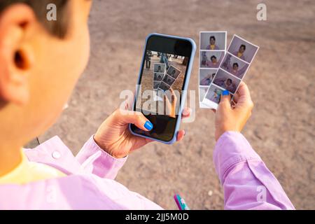 Frau, die am sonnigen Tag mit dem Smartphone fotografiert Stockfoto