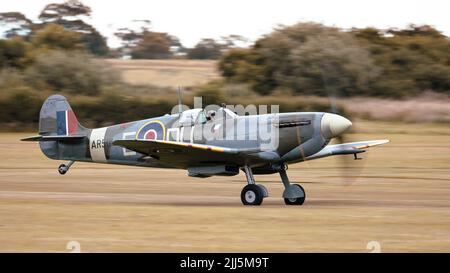 Old Warden, Großbritannien - 3.. Juli 2022: Ein legendäres altes Spitfire-Kampfflugzeug, das in Betrieb genommen wurde Stockfoto