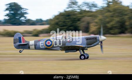 Old Warden, Großbritannien - 3.. Juli 2022: Ein legendäres altes Spitfire-Kampfflugzeug, das in Betrieb genommen wurde Stockfoto