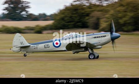 Old Warden, Großbritannien - 3.. Juli 2022: Ein legendäres altes Spitfire-Kampfflugzeug, das in Betrieb genommen wurde Stockfoto