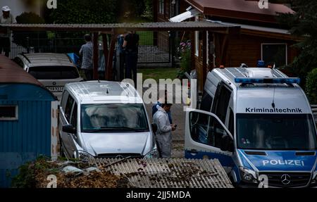 Berlin, Deutschland. 23.. Juli 2022. Forensische Techniker stehen auf einem Grundstück in der Nähe der Heerstraße. Dort, in einem Haus in der Nähe der Heerstraße im Westen Berlins, hat die Polizei zwei Tote gefunden. Ein Mordkommando hatte die Ermittlungen aufgenommen. Quelle: Paul Zinken/dpa/Alamy Live News Stockfoto