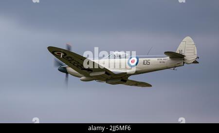 Old Warden, Großbritannien - 3.. Juli 2022: Ein legendäres altes Spitfire-Kampfflugzeug, das in Betrieb genommen wurde Stockfoto