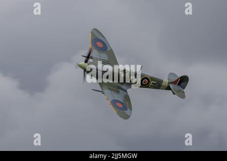 Old Warden, Großbritannien - 3.. Juli 2022: Ein legendäres altes Spitfire-Kampfflugzeug, das in Betrieb genommen wurde Stockfoto