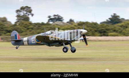 Old Warden, Großbritannien - 3.. Juli 2022: Ein legendäres altes Spitfire-Kampfflugzeug, das in Betrieb genommen wurde Stockfoto