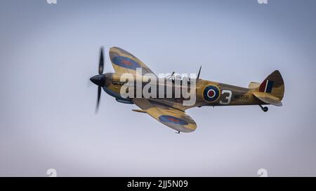 Old Warden, Großbritannien - 3.. Juli 2022: Ein legendäres altes Spitfire-Kampfflugzeug, das in Betrieb genommen wurde Stockfoto