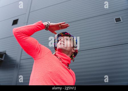 Reifer Mann mit Hut vor der Wand gestikulieren Stockfoto