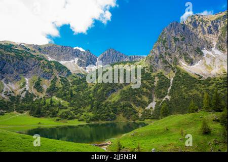 Deutschland, Bayern, landschaftlich reizvoller Blick auf den Unteren Gaisalpsee und den Rubihorn im Sommer Stockfoto