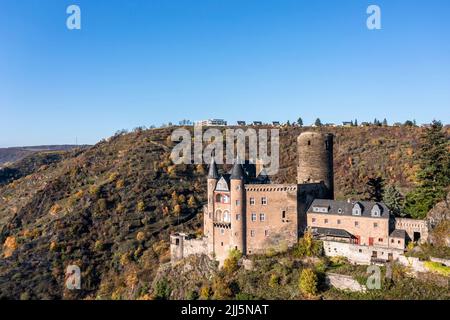 Deutschland, Rheinland-Pfalz, Sankt Goarshausen, Hubschrauberansicht von Schloss Katz im Herbst Stockfoto