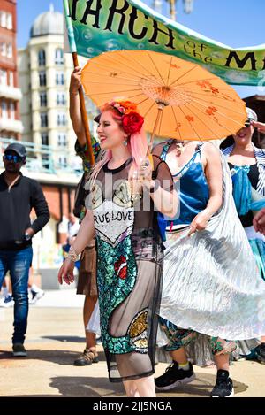 Brighton UK 23. July 2022 - die Parade der Meerjungfrauen geht heute bei heißer Sonne an der Strandpromenade von Brighton entlang. Die jährliche Parade ist eine Feier des Meeres und Geld für die Marine Conservation Society zu sammeln. : Credit Simon Dack / Alamy Live News Stockfoto