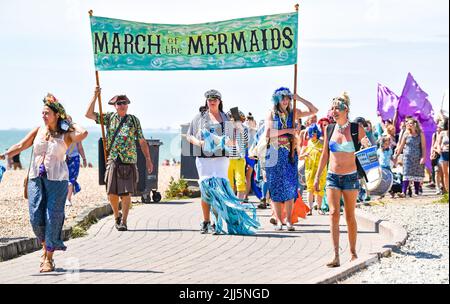 Brighton UK 23. July 2022 - die Parade der Meerjungfrauen geht heute bei heißer Sonne an der Strandpromenade von Brighton entlang. Die jährliche Parade ist eine Feier des Meeres und Geld für die Marine Conservation Society zu sammeln. : Credit Simon Dack / Alamy Live News Stockfoto