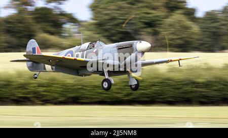 Old Warden, Großbritannien - 3.. Juli 2022: Ein legendäres altes Spitfire-Kampfflugzeug, das in Betrieb genommen wurde Stockfoto