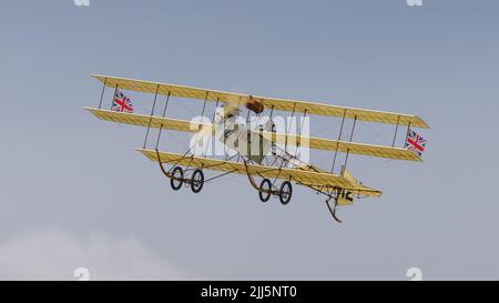 Old Warden, Großbritannien - 3.. Juli 2022: Ein altes Avro-Triplane-Flugzeug im Flug Stockfoto