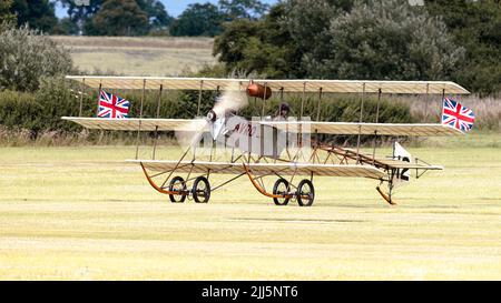 Old Warden, Großbritannien - 3.. Juli 2022: Ein altes Avro-Triplane-Flugzeug im Flug Stockfoto