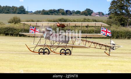 Old Warden, Großbritannien - 3.. Juli 2022: Ein altes Avro-Triplane-Flugzeug im Flug Stockfoto