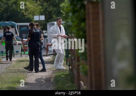 Berlin, Deutschland. 23.. Juli 2022. Polizisten und forensische Techniker stehen auf einem Grundstück in der Nähe der Heerstraße. Dort, in einem Haus in der Nähe der Heerstraße im Westen Berlins, hat die Polizei zwei Tote gefunden. Ein Mordkommando hatte die Ermittlungen aufgenommen. Quelle: Paul Zinken/dpa/Alamy Live News Stockfoto