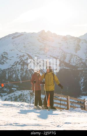 Reifes Paar mit Skistöcken im Urlaub am schneebedeckten Berg, Baqueira Beret, Pyrenäen, Spanien Stockfoto