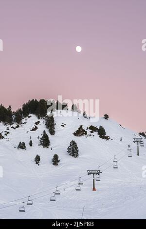 Skilifte in Baqueira Beret Resort bei Sonnenuntergang, Pyrenäen, Spanien Stockfoto