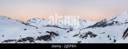 Malerische Aussicht auf die schneebedeckten Pyrenäen bei Sonnenuntergang, Baqueira Beret, Spanien Stockfoto