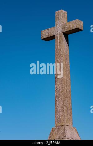 Dorking Surrey Hills Großbritannien, 08 2022. Juli, Kirchhof Religiöses Kreuz gegen Einen blauen Himmel ohne Menschen Stockfoto