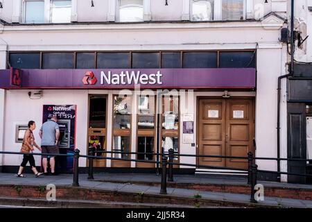 Dorking Surrey Hills Großbritannien, Juli 08 2022, NatWest Bank Menschen, die Geldautomaten verwenden Stockfoto