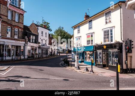 Dorking Surrey Hills, Großbritannien, Juli 08 2022, Reihe traditioneller Geschäfte mit hohen Verkaufsgewohnheiten Stockfoto