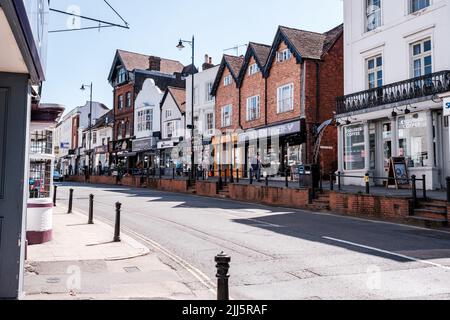 Dorking Surrey Hills, Großbritannien, Juli 08 2022, Reihe traditioneller Geschäfte mit hohen Verkaufsgewohnheiten Stockfoto