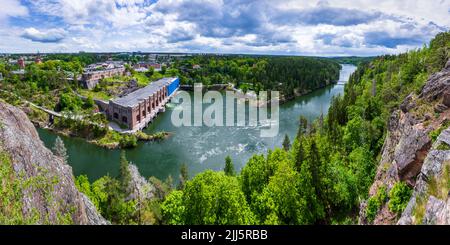 Schweden, Vastra Gotaland County, Trollhattan, Panoramablick auf den Fluss Gota Alv und das Kraftwerk Olidan Stockfoto