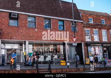 Dorking Surrey Hills Großbritannien, Juli 08 2022, Sainsbury's Supermarket Shop Front Stockfoto