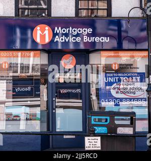 Dorking Surrey Hills UK, Juli 08 2022, Motrgage Advice Bureau Shop Front With No People Stockfoto