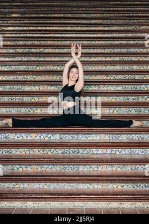 Junge Balletttänzerin, die auf der Treppe tanzt Stockfoto