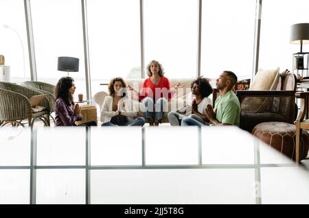 Leitende Geschäftsfrau, die mit Kollegen Yoga macht Stockfoto