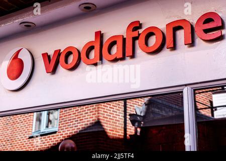 Dorking Surrey Hills UK, Juli 10 2022, Vodafone High Street Technology and Mobile Phone Retail Chain Stockfoto