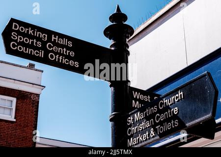 Dorking Surrey Hills Großbritannien, Juli 10 2022, Stadtzentrum Fußgängerwegschild Stockfoto