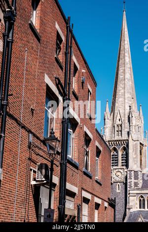 Dorking Surrey Hills UK, Juli 10 2022, Außenansicht eines traditonalen Gebäudes mit St. Martins Church Spire oder Kirchturm gegen Einen blauen Himmel Stockfoto