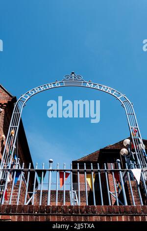 Dorking Surrey Hills Großbritannien, Juli 14 2022, St Martins Walk Dorking Market Arch architektonisches Merkmal mit No People under a Blue Sky Stockfoto