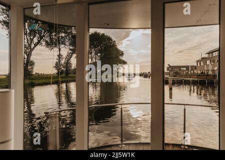 Yser River vom Hausbootfenster bei Sonnenuntergang gesehen Stockfoto
