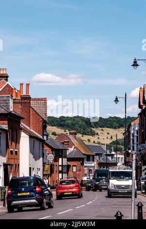 Dorking Surrey Hills UK, Juli 14 2022, Dorking High Street mit Autos und Vans Verkehr unter Blue Sky Stockfoto