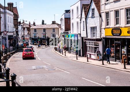 Dorking Surrey Hills UK, Juli 14 2022, Dorking High Street Row oder Linie traditioneller Einzelhandelsgeschäfte oder -Geschäfte Stockfoto