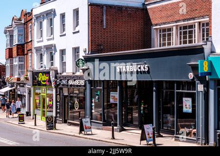 Dorking Surrey Hills UK, Juli 14 2022, Dorking High Street Row oder Linie traditioneller Einzelhandelsgeschäfte oder -Geschäfte Stockfoto