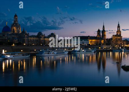 Deutschland, Sachsen, Dresden, Altstadt am Wasser bei Nacht Stockfoto