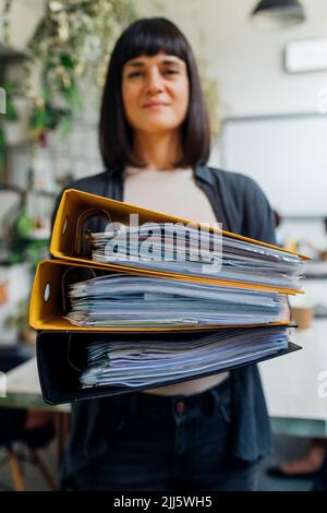 Geschäftsfrau mit Akten im Büro Stockfoto