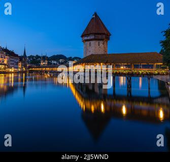 Bild von Luzern, Schweiz, mit der berühmten historischen Holzkapellenbrücke, während der Dämmerung blaue Stunde. Stockfoto