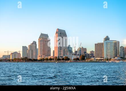 Blick auf die Skyline von San Diego, Kalifornien, USA, von Coronado Island aus gesehen. Stockfoto