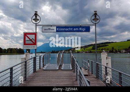 Kussnacht am Rigi, Schweiz - 7. Juli 2022: Eine Bootsanlegestelle an einem Luzerner See in der Stadt Kussnacht am Rigi im Schweizer Kanton Schwyz Stockfoto