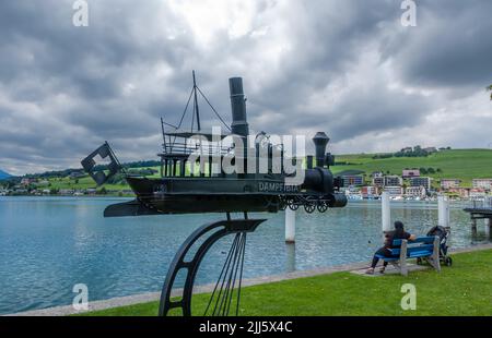 Kussnacht am Rigi, Schweiz - 7. Juli 2022: Dampfibia - Amphibienfahrzeug, halbe Dampflokomotive, halbe Dampfschiff vom Künstler Hubertus Lowenherz am l Stockfoto