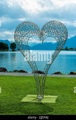 Kussnacht am Rigi, Schweiz - 7. Juli 2022: Herz-Skulptur aus Metall am Ufer des Vierwaldstättersees in Kussnacht am Rigi in der Schweiz Stockfoto